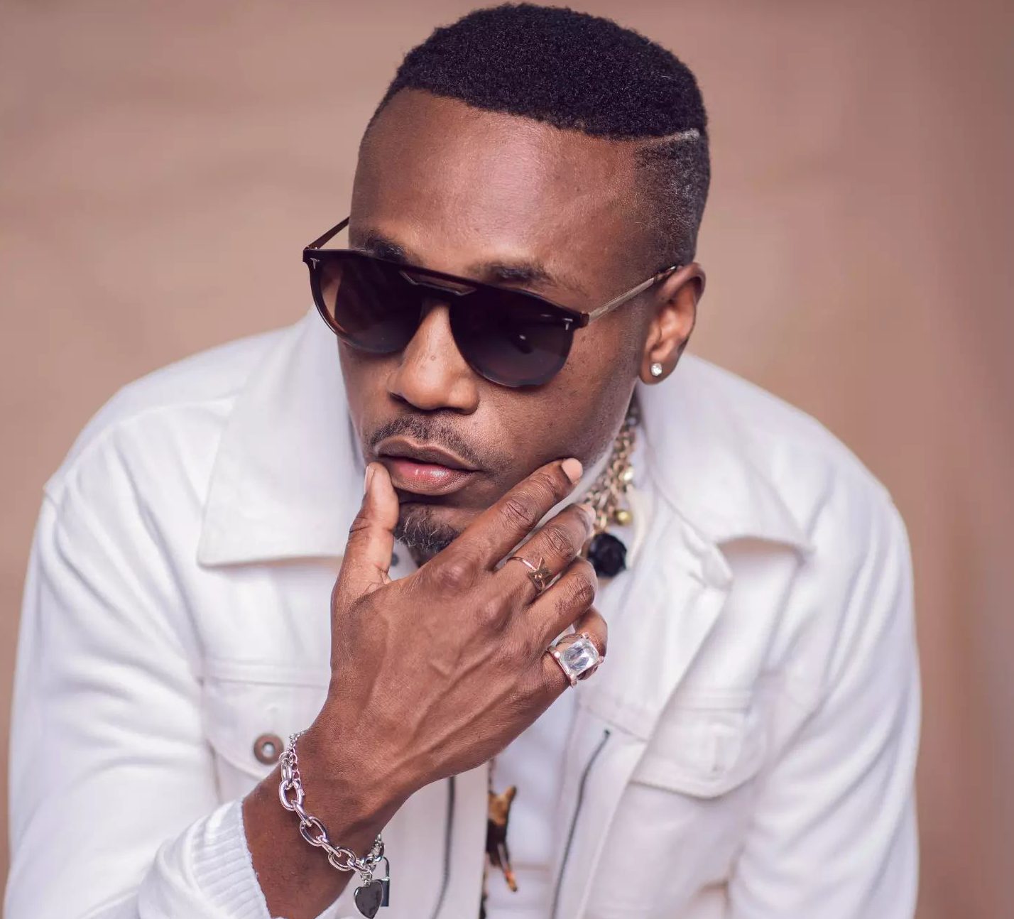 Amarulah earns Roberto a sum total of over 1 Billion Dollars from streams (Read More)