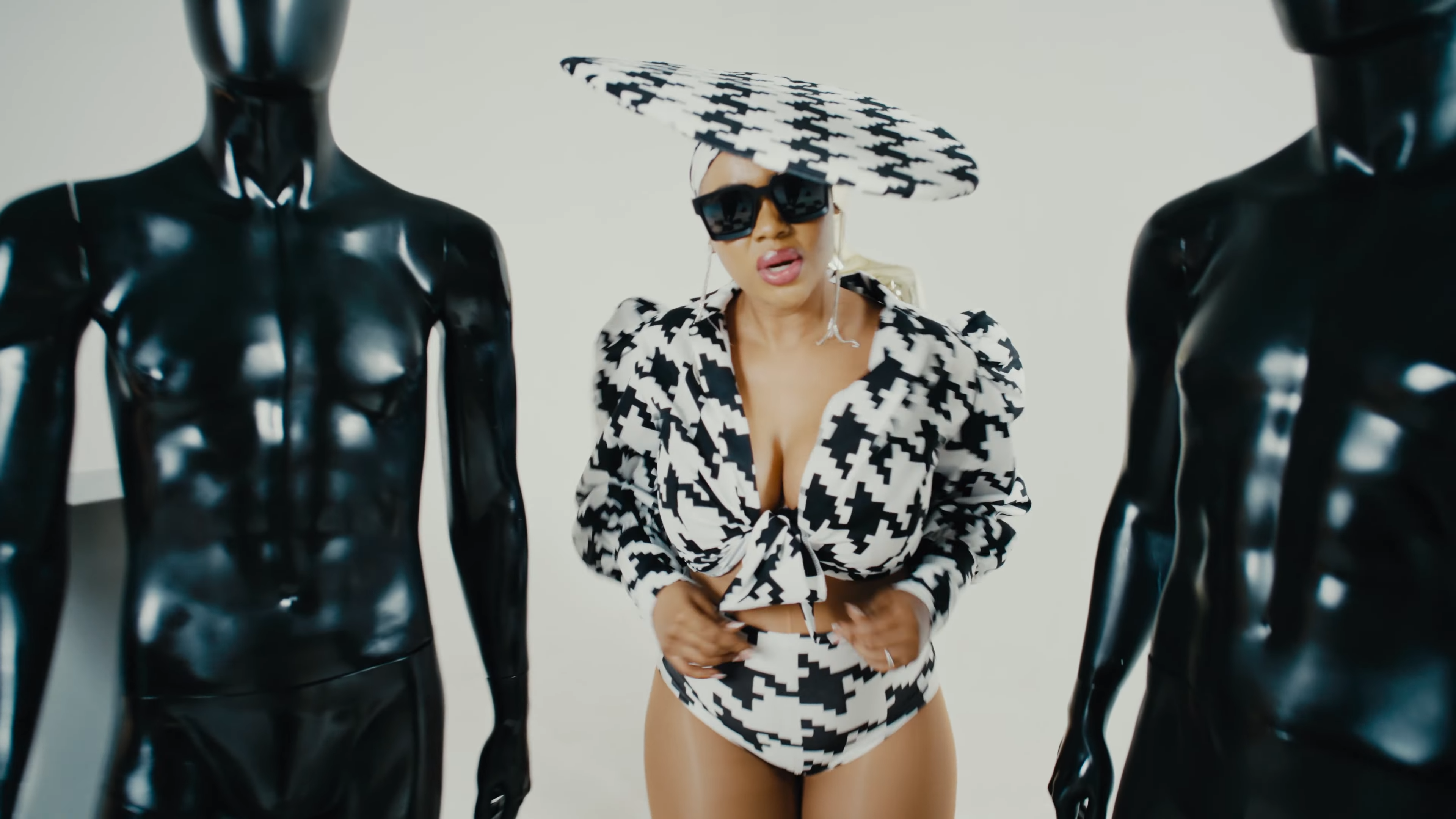 Cleo Ice Queen ft. Natasha Chansa - Blessings Come My Way Video
