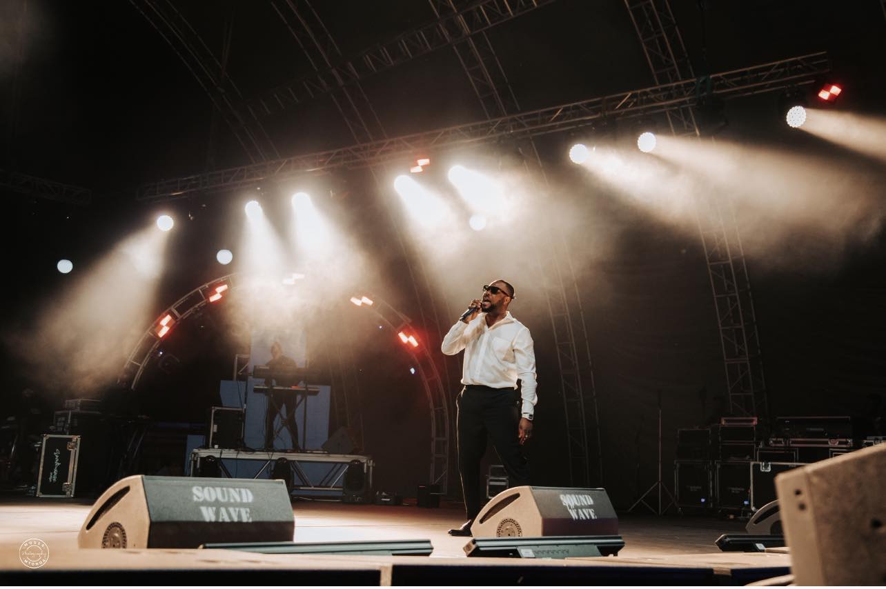 Rapper Slapdee falls 'collapses? 'whilst preforming
