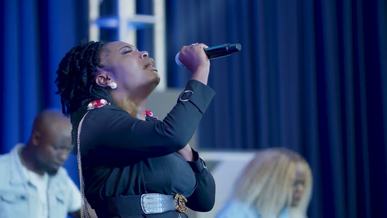 Christine - Mfumu Yanga (Live Performance)