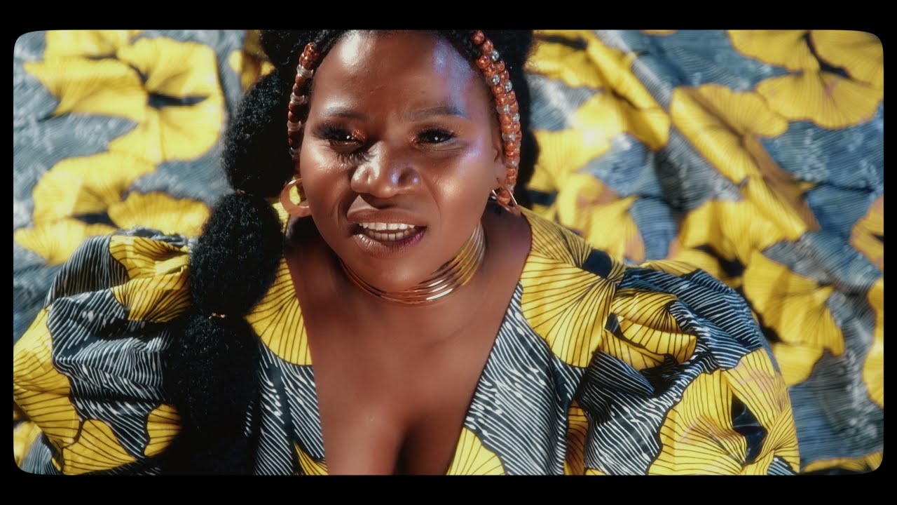 Makhadzi ft. Jon Delinger – Zwivhuya (Music Video)