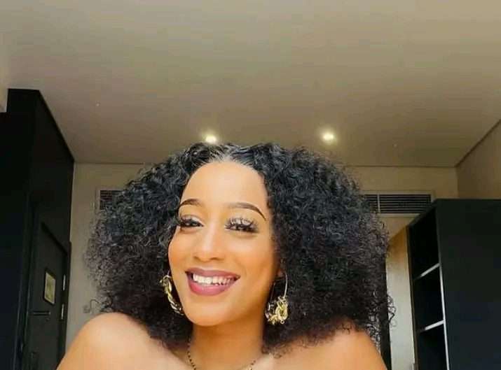 Watch Kidist Kifle accidentally shows the face of baby Tendai on live video