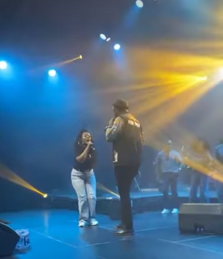 Esther Chungu Surprises Fans, Joins Pompi On Stage