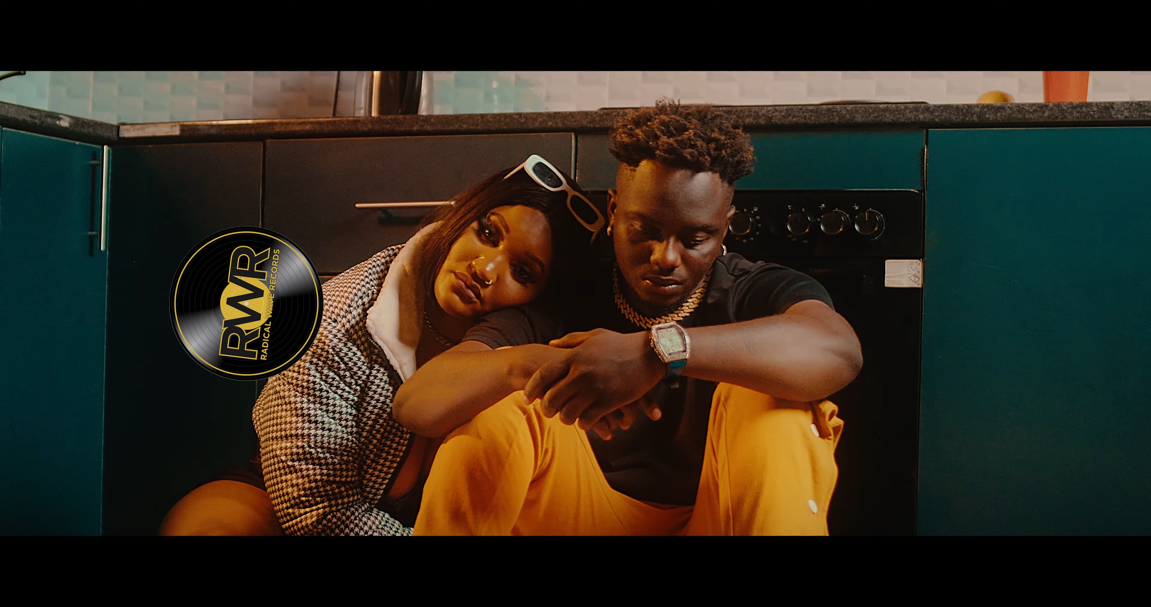 Jorzzi ft. Triple M – Wall Fence Video