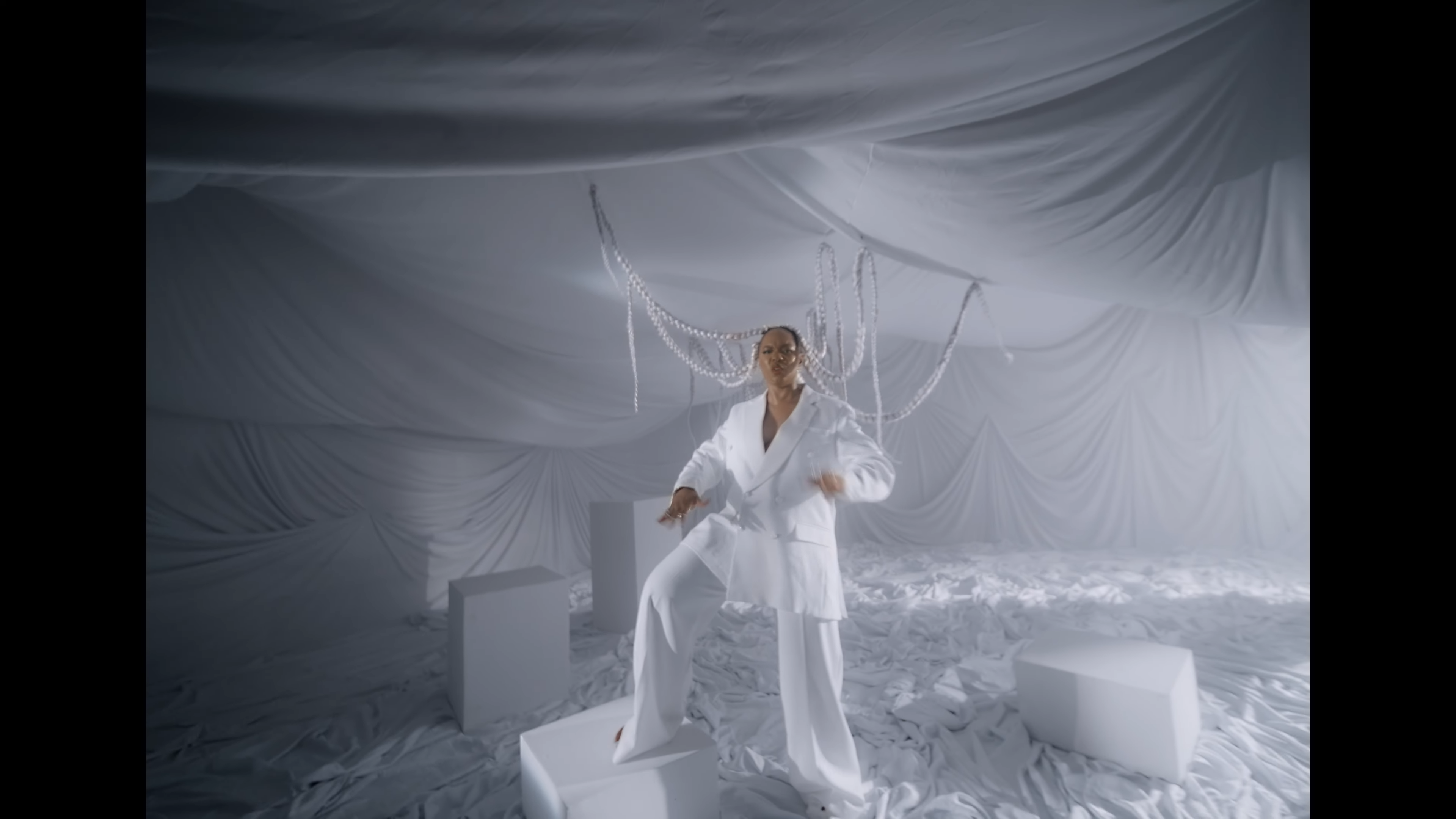 Yemi Alade - Amazing Grace Video